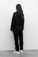 Babucha deportiva de algodón con elástico en la cintura, cordones ajustables y dos bolsillos laterales. Cuenta con interior de felpa.