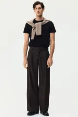 Remera negra de manga corta, cuello redondo y corte ajustado (slim fit), confeccionada en punto suave de algodón pima.