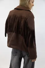 Campera marrón de gamuza sintética con flecos colgantes en la espalda y mangas, solapas anchas y cierre frontal.