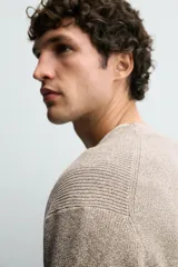 Sweater de punto perlado en color gris, con diseño relaxed fit, cuello redondo y manga larga. Cuenta con acabados en rib en cuello, puños y dobladillo.