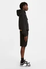 Short de denim negro Levi's modelo 405 Standard, de tiro medio y cinco bolsillos, con diseño clásico por encima de la rodilla.