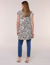 Túnica de gasa negra con estampado floral en tonos azules y blancos, cuello camisero, manga corta y cierre frontal de botones.
