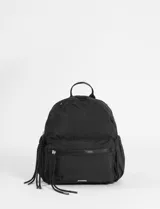 Mochila mediana de nylon color negro, con compartimento principal y bolsillo frontal con cierre. Incluye tiradores de cierre largos tipo cordón con nudos decorativos.