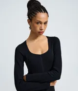 Body negro con diseño seamless (sin costuras), escote cuadrado, tirantes anchos y corte ajustado al cuerpo.