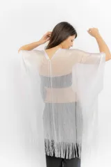 Ruana abierta de tejido lurex plateado con acabado brillante, diseño ligero y terminaciones con flecos en los bordes.