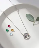 Collar de plata 925 con dije circular calado en forma de árbol de la vida, adornado con circonias multicolor incrustadas en las ramas.