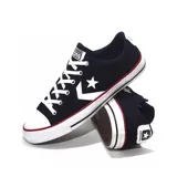Zapatillas Converse negras de caña baja con estrella blanca y galón rojo.