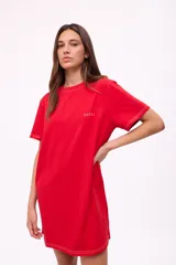 Vestido rojo de corte recto, con cuello redondo y mangas cortas.