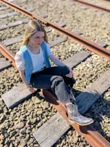 Botas texanas de cuero color peltre con bordados en el empeine y caña media.