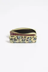 Billetera mediana con exterior rígido y textura brillante, con estampado de leopardo en tonos azul celeste, negro y naranja. Presenta cierre de cremallera y logo metálico de Bimba y Lola en el frente.