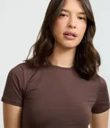 Blusa marrón ajustada al cuerpo, de manga corta y cuello redondo.