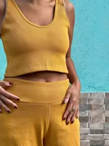 Conjunto de dos piezas compuesto por un top sin mangas con escote en V y un pantalón tipo babucha cargo con cintura elástica, bolsillos laterales y puños ajustables en los tobillos.