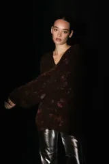 Sweater oversized de tejido de punto con escote en V y diseño teñido estilo batik en tono marrón oscuro.