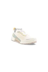 Championes Ecco Biom 2.1 X Country color blanco hueso con detalles en amarillo y verde.