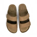 Sandalias planas color camel con doble tira ancha con costuras a la vista y plantilla de corcho.