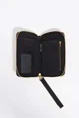 Billetera mediana de estructura rígida en color marrón topo, con cierre perimetral de cremallera y tirador decorativo de cordón. Presenta el logo de la marca aplicado en letras metálicas doradas en el frente.