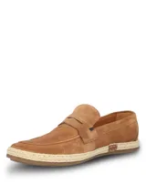 Mocasín Hush Puppies modelo Montella, confeccionado en descarne color tostado. Presenta un diseño clásico con detalle de antifaz y suela con borde de yute trenzado, combinando elegancia y estilo natural.
