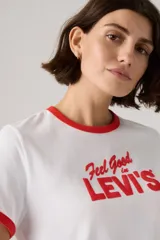 Remera Levi's blanca de manga corta estilo ringer, con ribetes rojos en el cuello y los puños. Presenta un estampado frontal con la frase "Feel Good in LEVI'S" en color rojo.