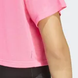 Remera deportiva Adidas de corte holgado y diseño cuadrado, con cuello redondo y mangas cortas con caída de hombro. Confeccionada en tejido técnico con tecnología Climacool que absorbe la humedad, presenta el logo de la marca estampado en el pecho.