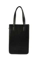 Bolso tipo tote de diseño estructurado y formato vertical, confeccionado en cuero sintético con textura grabada tipo cocodrilo. Cuenta con doble asa de hombro y cierre lateral.