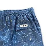 Short de baño negro con estampado botánico de hojas en líneas finas blancas. Cuenta con cintura elástica con cordón ajustable, dos bolsillos laterales y uno trasero.