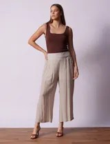 Pantalón palazzo de gasa bambula color beige, marca Nanette. Tiene pretina ancha con elástico en la parte trasera, pierna ancha y short interno.