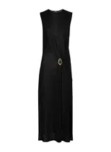 Túnica negra sin mangas de tricot con escote redondo, detalle de broche dorado superpuesto y aberturas laterales.