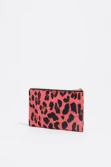 Billetera de nylon con estampado de leopardo en tonos rosado y negro. Posee dos compartimentos con cierre de cremallera metálico dorado y el logo de la marca en el frente.