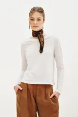 Remera de manga larga confeccionada en 100% algodón, con cuello redondo y diseño de calce recto.