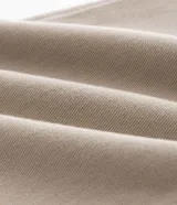 Pantalón masculino de corte skinny confeccionado en sarga de algodón con elastano. Presenta cierre frontal con botón y cremallera, cintura con trabillas y bolsillos laterales y traseros.