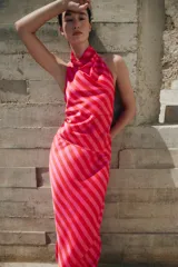 Top satinado sin mangas con cuello halter y estampado de rayas diagonales en tonos rojo y rosado.