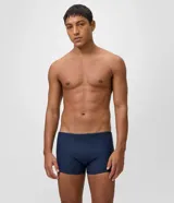 Sunga masculina tipo bóxer color azul marino, confeccionada en microfibra liviana de poliamida con diseño minimalista.