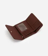 Billetera mediana Satinato tipo sobre, confeccionada en suede marrón con solapa frontal, detalles de costuras pespunteadas, apliques metálicos y cierre de botón a presión.