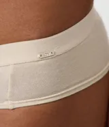 Kit de dos bombachas modelo bikini de tiro medio, confeccionadas en algodón con elastano. Incluye una prenda en color beige y otra en negro, ambas con ribetes elásticos y un pequeño detalle metálico con el logo de la marca en el lateral.