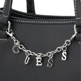 Cartera tipo tote de cuero sintético negro con doble asa de hombro, costuras en contraste y una cadena decorativa frontal con los dijes que forman la marca. Cuenta con logo impreso en la parte inferior.