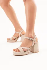 Sandalias de taco ancho y plataforma, color arena, con tiras cruzadas en el empeine y tira ajustable con hebilla en el tobillo.