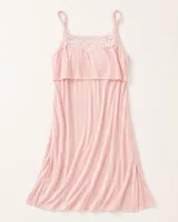 Camisón maternal rosado con breteles ajustables, diseño tipo solera apto para embarazo y lactancia, confeccionado en algodón y fibras de bambú con spandex, con detalles de puntilla elastizada en el escote.