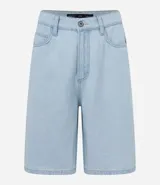 Bermuda baggy de jean color negro con pespuntes contrastantes, cierre de botón y cremallera, y bolsillos.