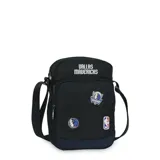 Morral negro de diseño compacto con correa ajustable, estampado frontal con el nombre del equipo y parches bordados del logo de los Dallas Mavericks y la NBA.
