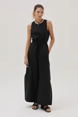 Pantalón de pierna ancha confeccionado en lino, con cintura elástica, tiras regulables y abertura en el bajo.