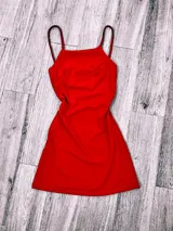 Vestido corto rojo con breteles finos y escote cuadrado.