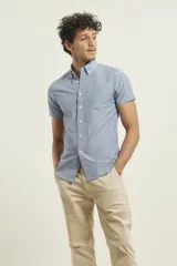 Camisa celeste y blanca a cuadros, de manga corta, con cuello abotonado y corte clásico.