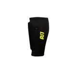 Porta canilleras deportivo color negro con logo de la marca en amarillo neón. Diseño ergonómico con compartimento integrado para protección.