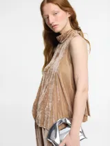 Top halter de terciopelo color marrón, con cuello alto que se anuda en la espalda.