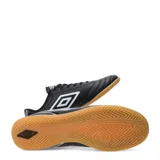 Championes de fútbol sala Umbro modelo Classico III IC, color negro con detalles en blanco. Presentan una suela de goma color caramelo diseñada para superficies de interior y el logo de la marca en el lateral.