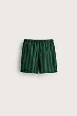 Short de baño confeccionado en tejido técnico, con diseño de rayas verticales en color verde y negro. Cuenta con cintura elástica ajustable con cordón, bolsillos laterales y bolsillo trasero con vivo, además de forro interior.