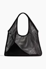 Bolso tipo shopper de malla negra, con asas de hombro y un forro interior o bolsillo pequeño extraíble de tela opaca negra.