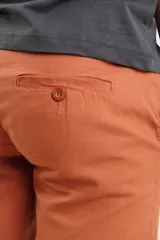 Bermuda de gabardina color marrón, con cintura elástica y cordón ajustable, bolsillos laterales y corte recto.