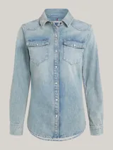 Camisa de denim celeste de manga larga con dos bolsillos en el pecho con cierre de botón.