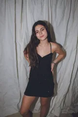 Vestido corto de color verde esmeralda, con escote en pico y breteles finos. Presenta aberturas en los laterales de la cintura y espalda descubierta.